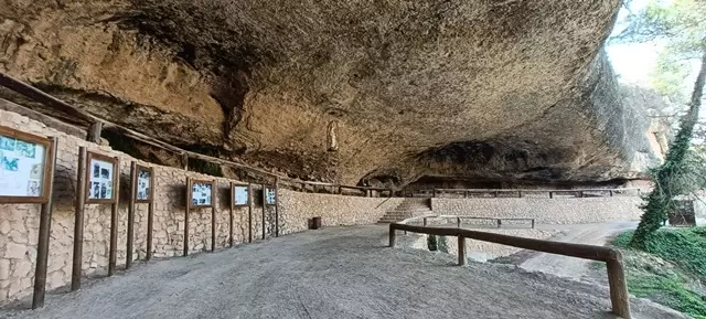 La visita a la cova de Santa Llúcia de la Bisbal de Falset és una de les visites programades per aquest diumenge