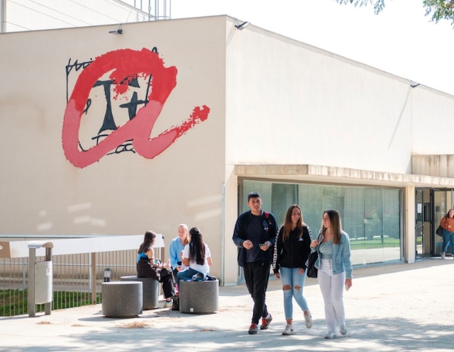 UNIVERSITAT ROVIRA I VIRGILI