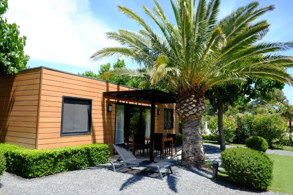 camping playa montroig bungalow