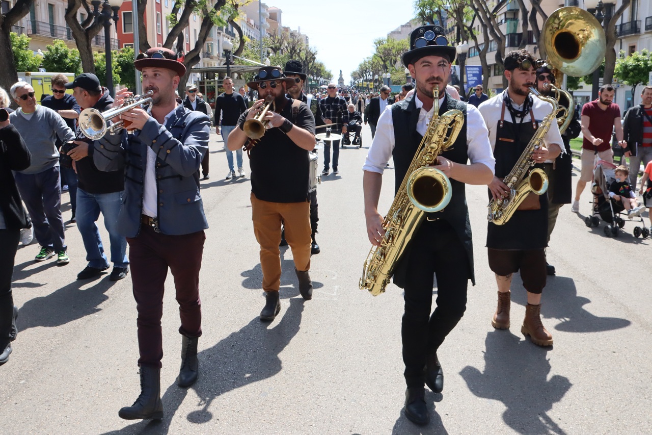 festival de diexeland carrer steam brass band