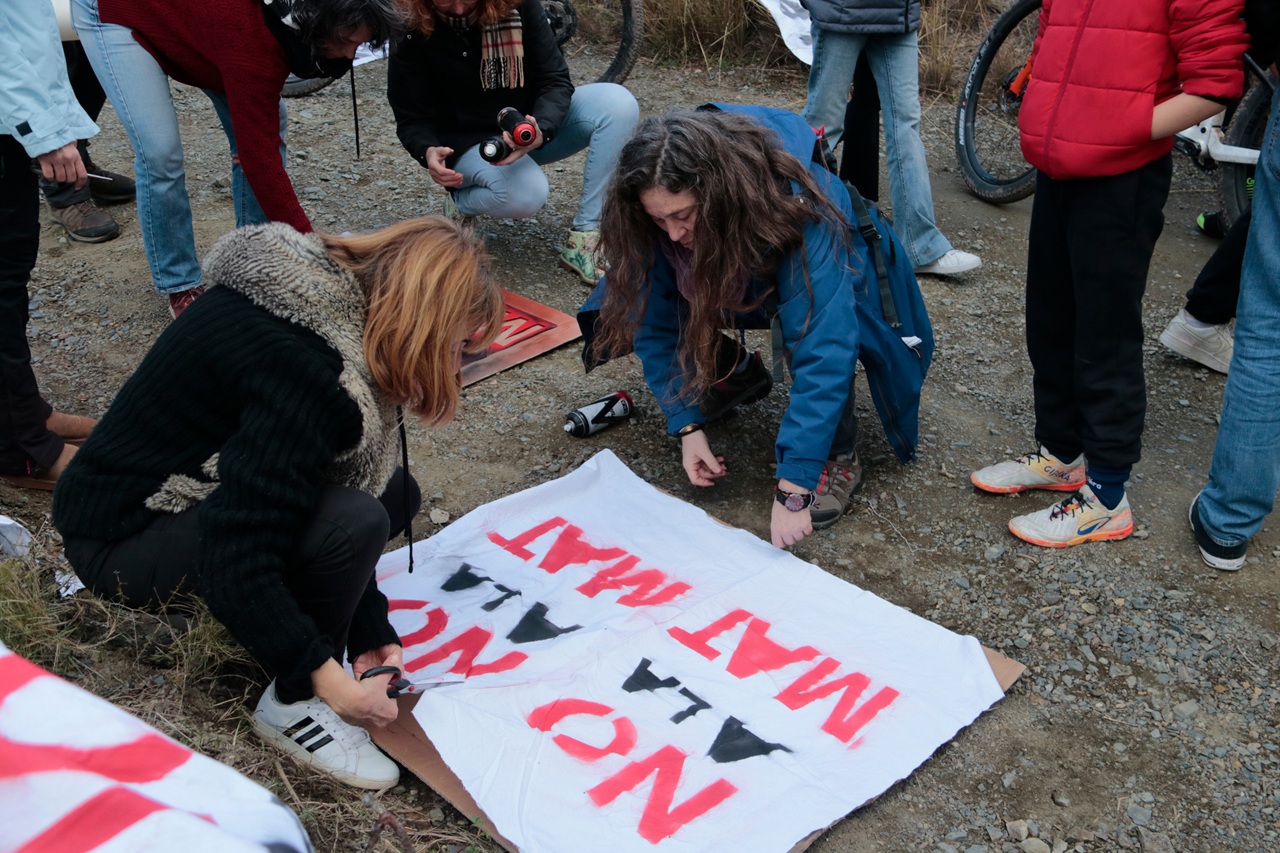 noies pancarta contra mat