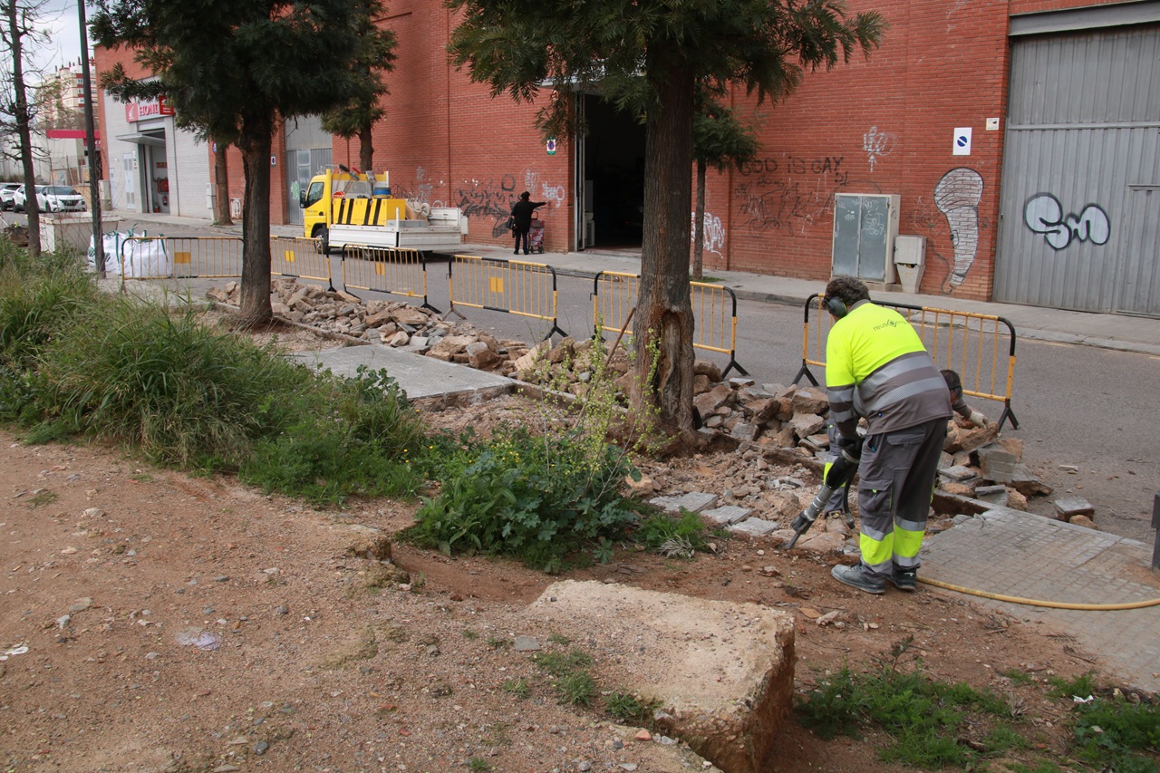 operaris aparcament dissuasiu av sant bernat calvó
