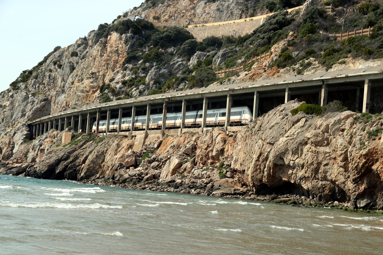 tren rodalies passant per cala ginesta