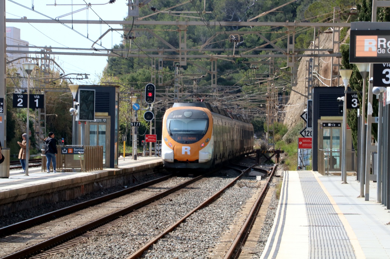 tren sortint estació garraf