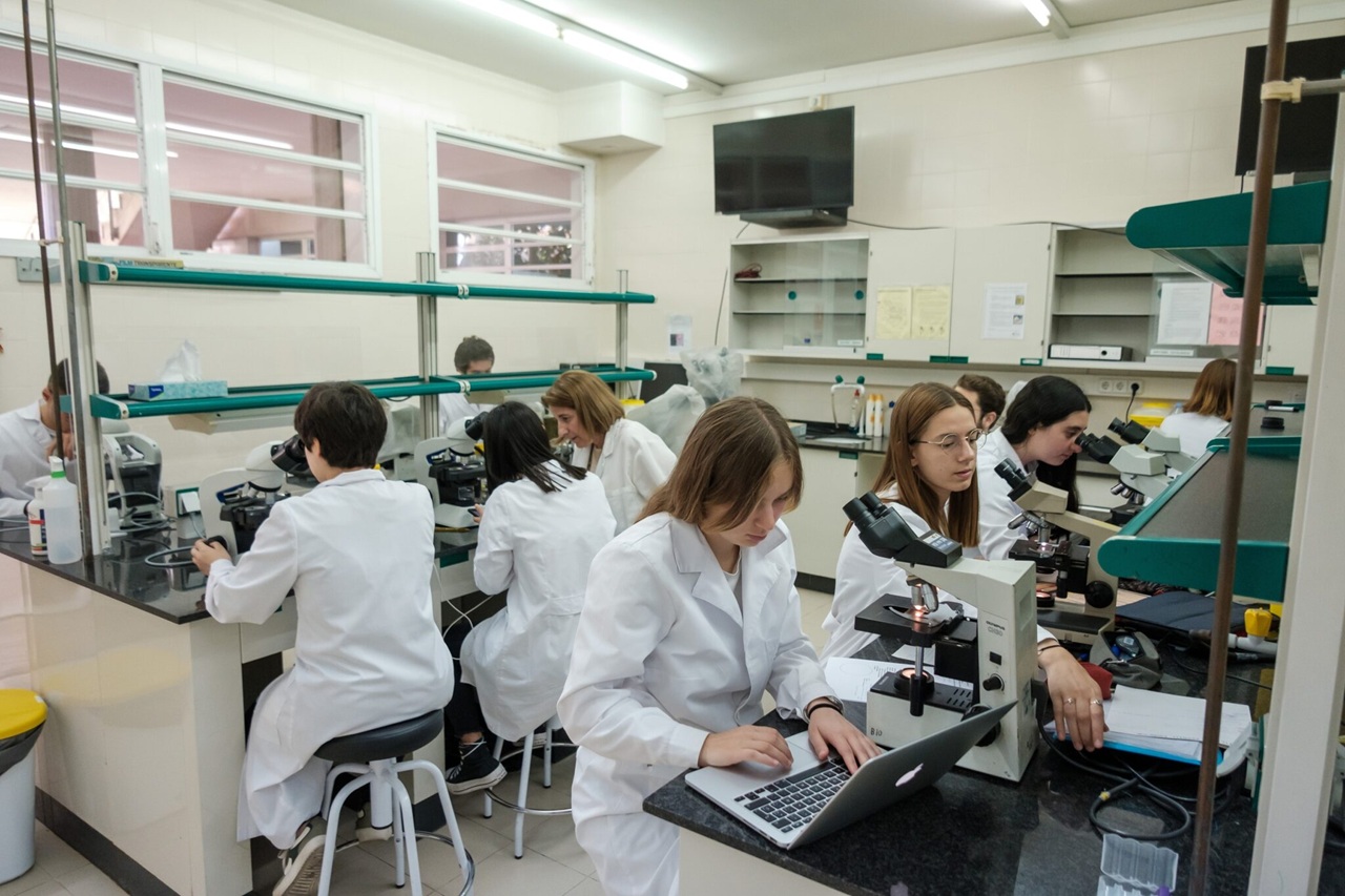 estudiants pràctiques facultat medicina reus