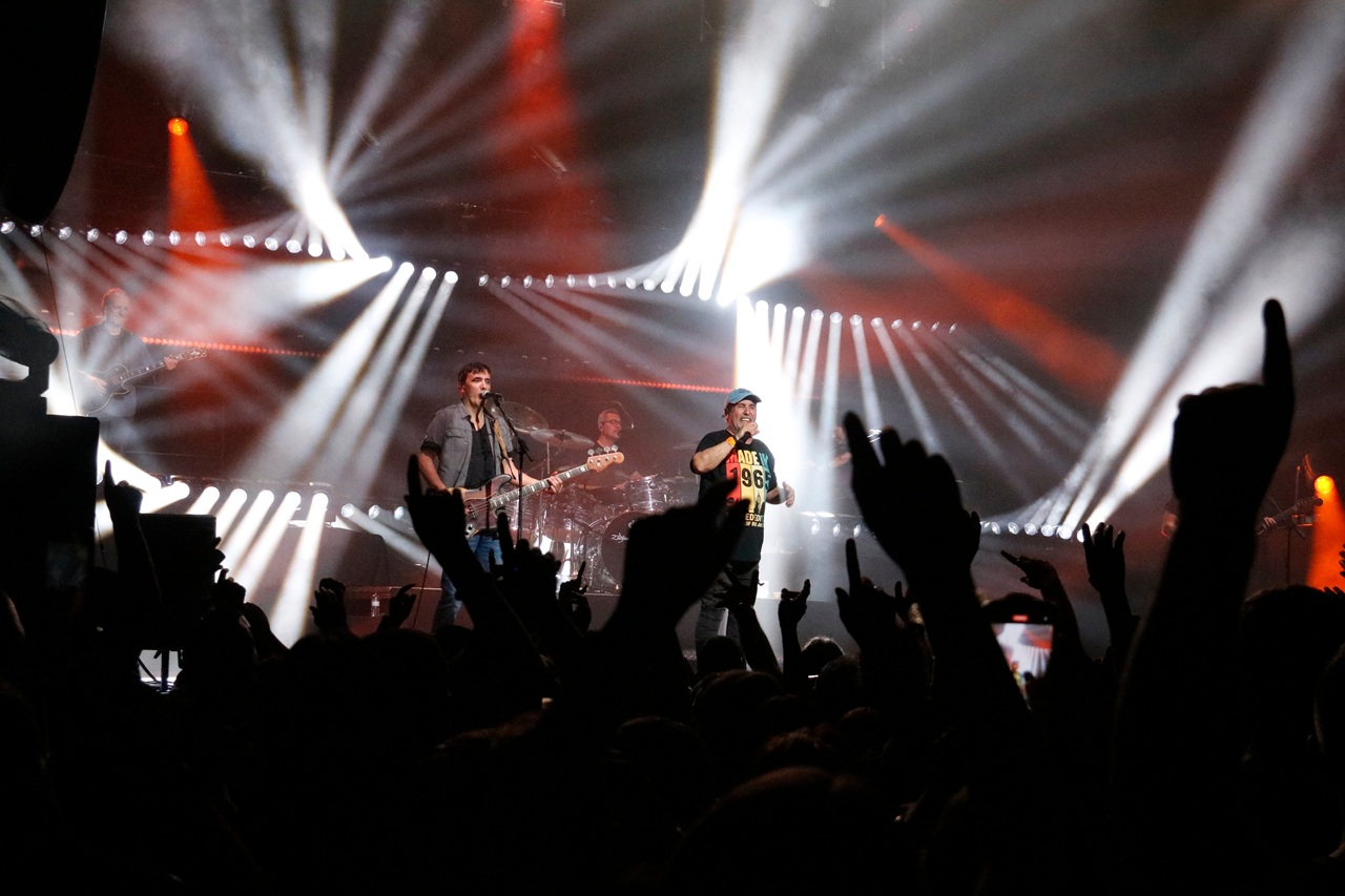 laxnbusto a la mirona gira 40 anys