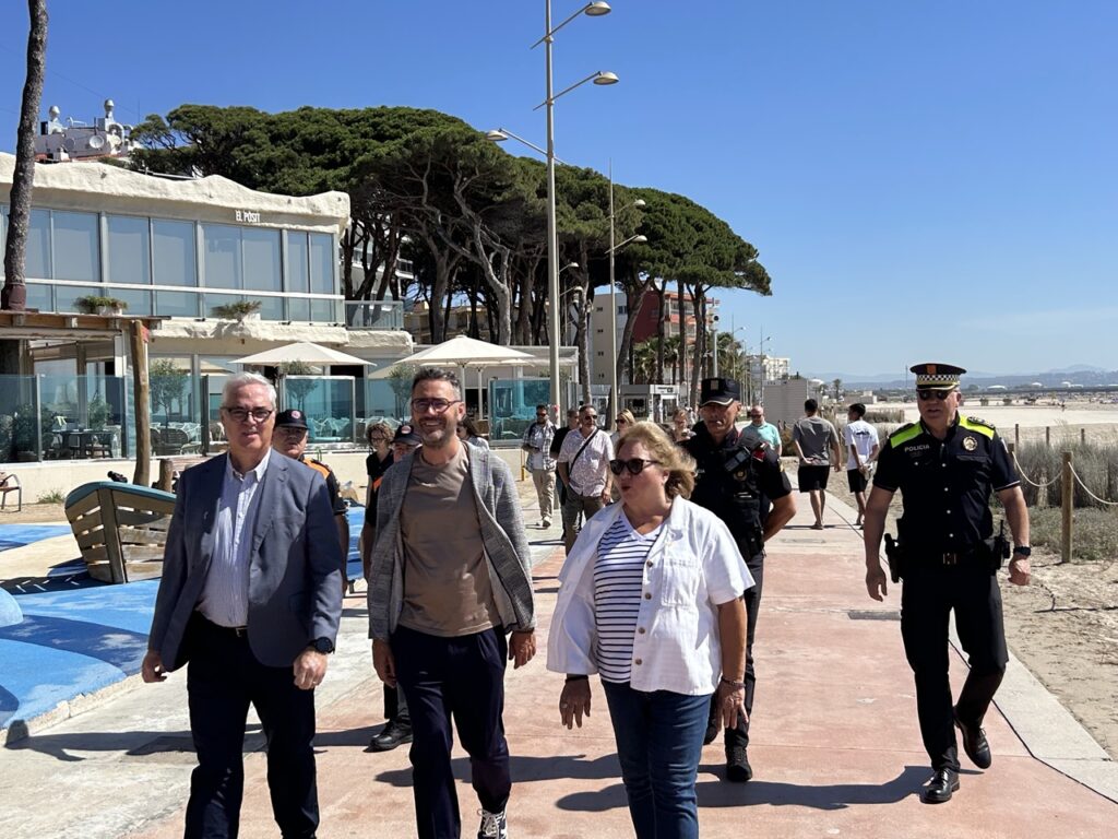autoritats passejant la pineda