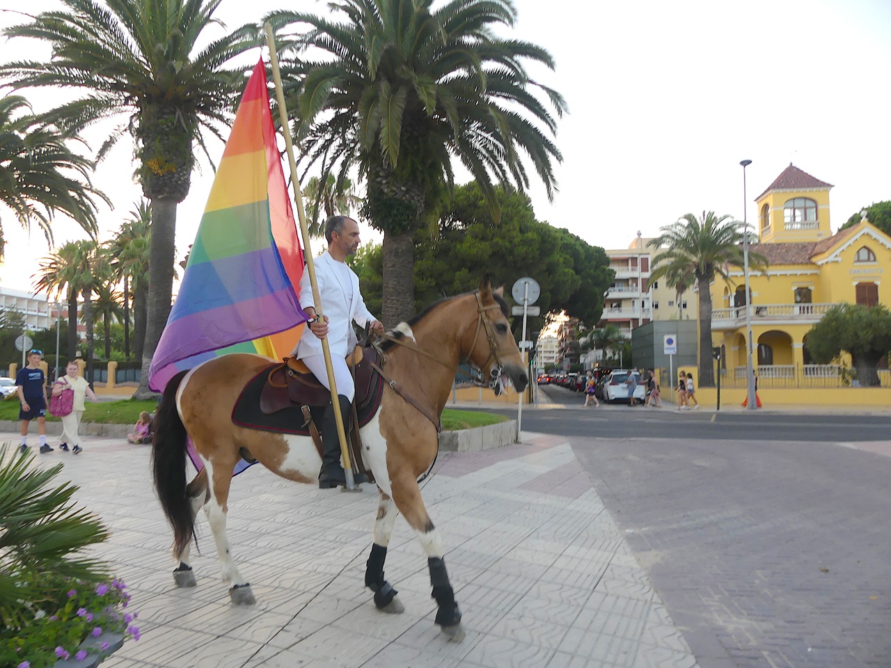 desfilada a cavall bandera irisada salou