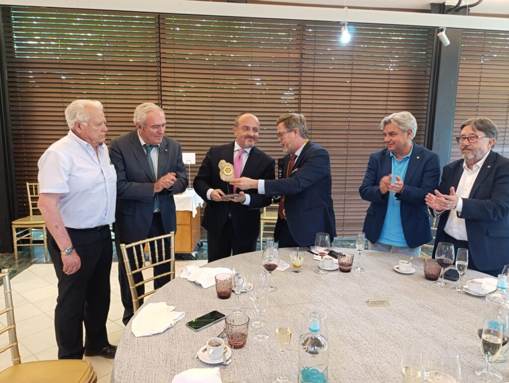 santiago castellà entrega obsequi a alejandro fernandez