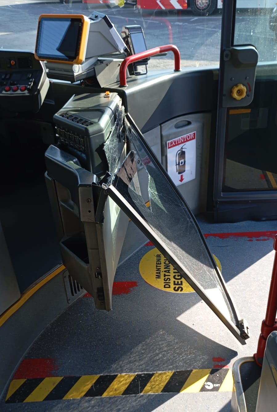 cabina bus emt 85 destrossada