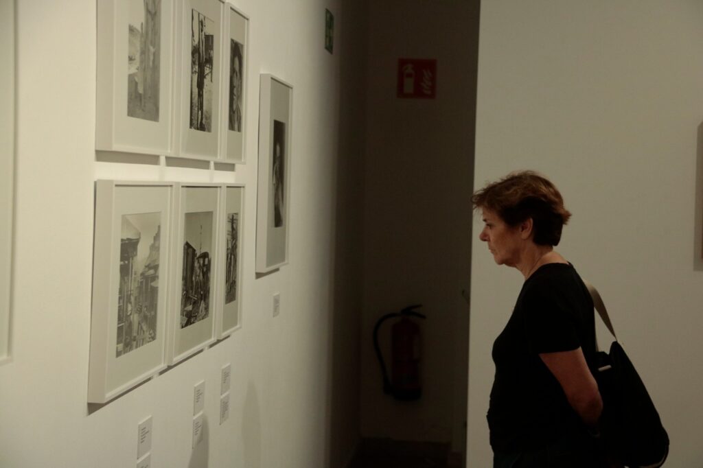 dona observa coleccio forvm