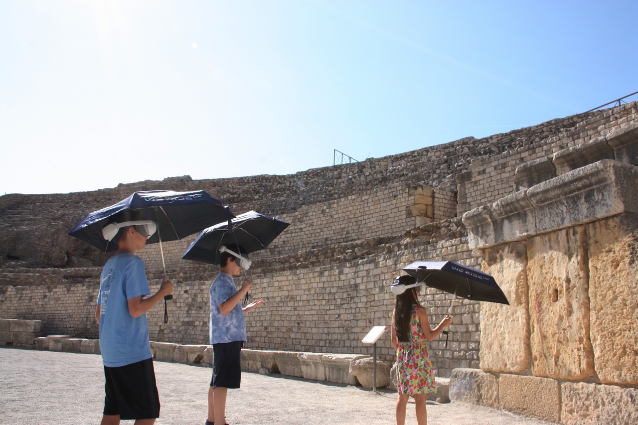 joves turistes amfiteatre realitat mixta