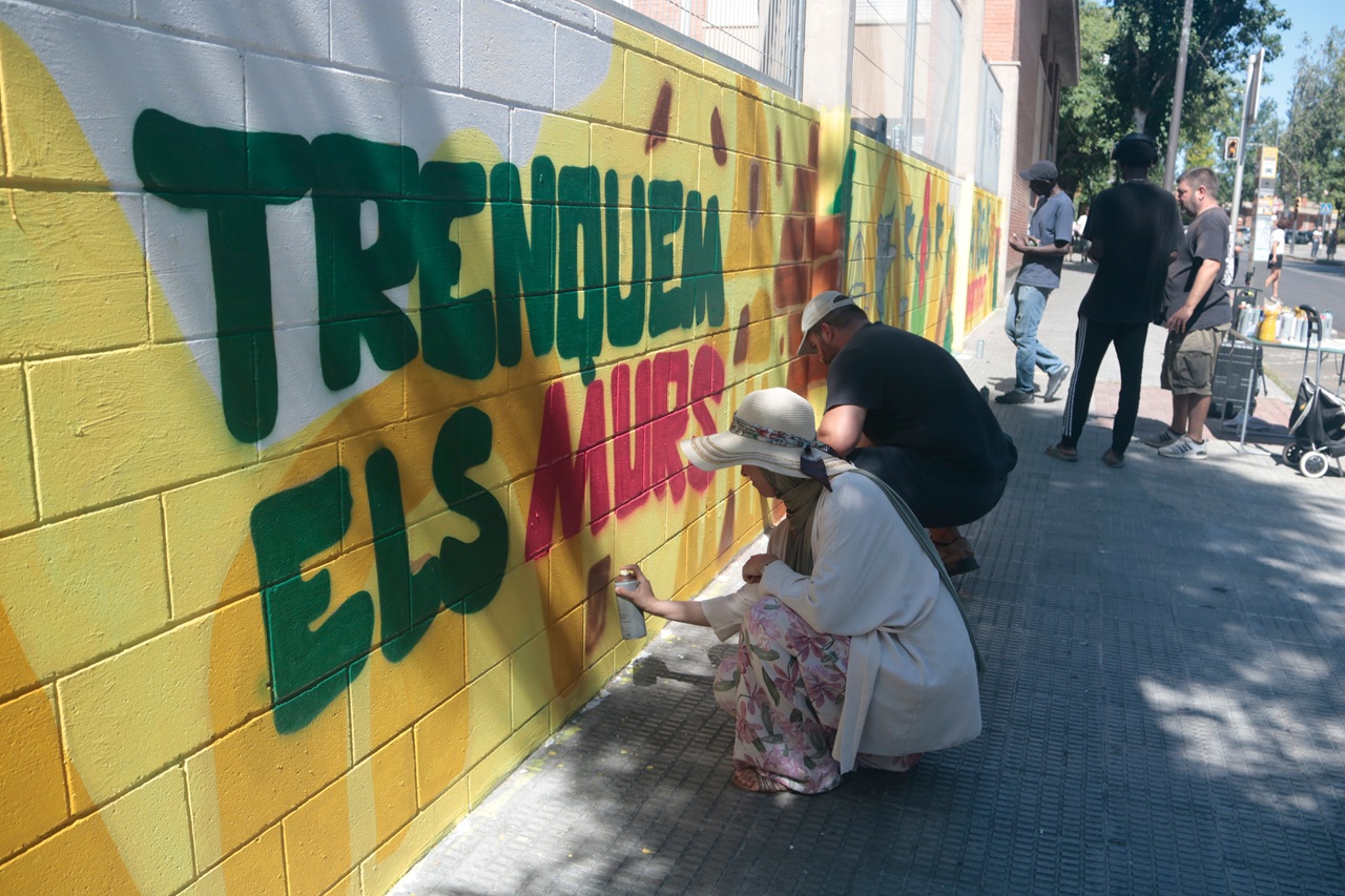 migrans mural antiracista barri fortuny