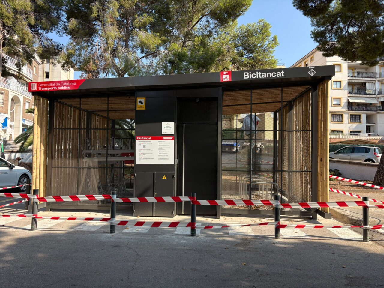 Estació de Bicitancat precintada amb cinta de seguretat.