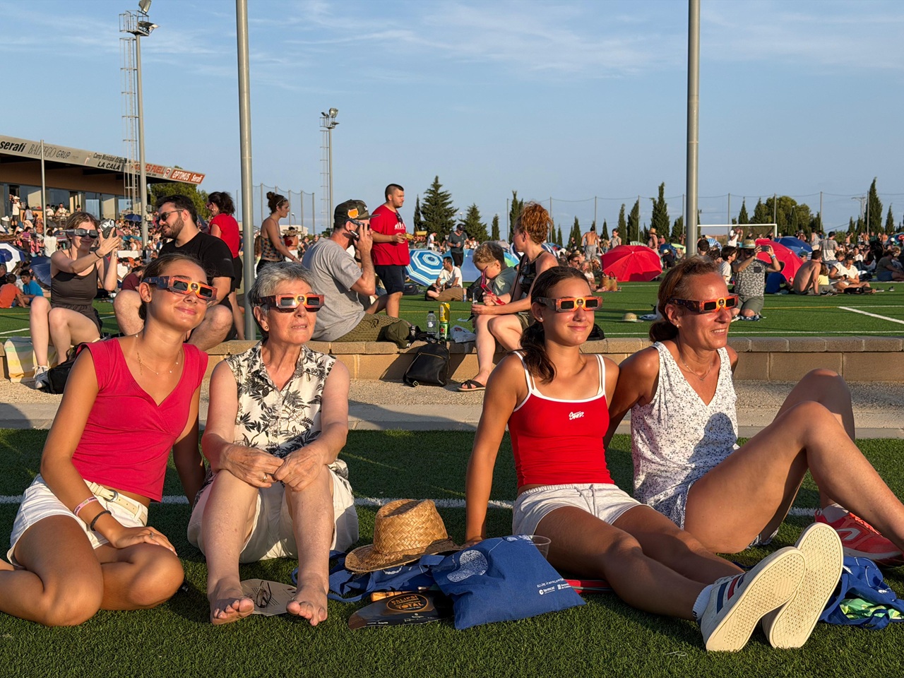 dones observant eclipsi ametlla