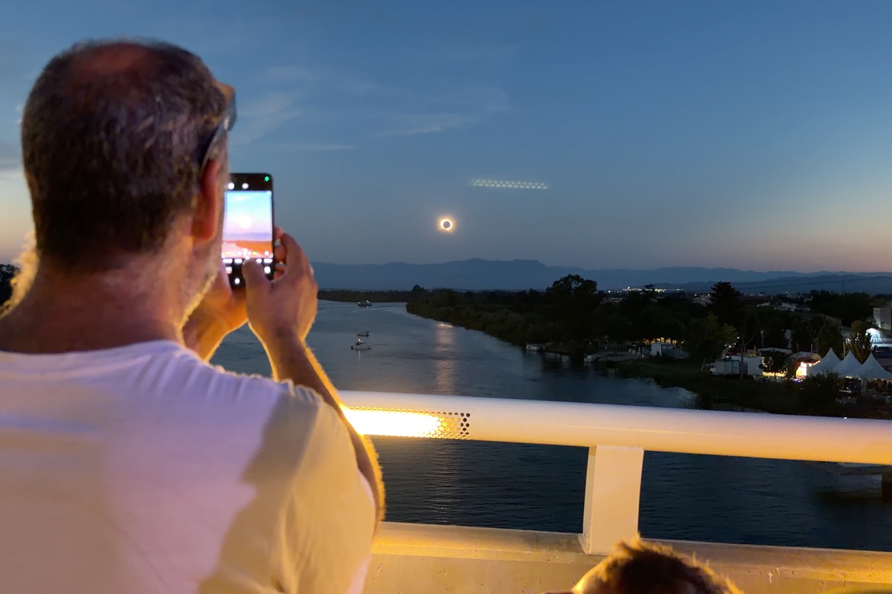 home retrata eclipsi a deltebre