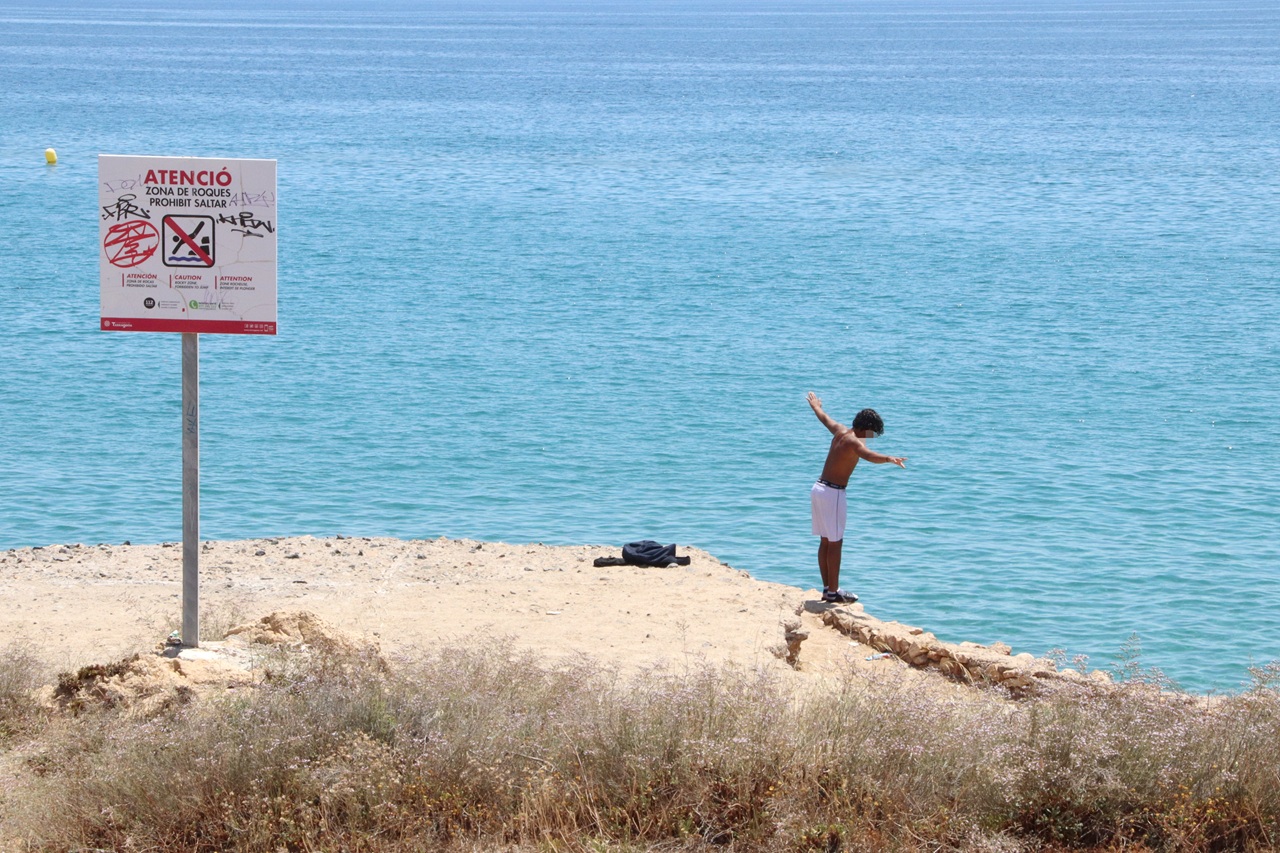 menor saltant platja miracle