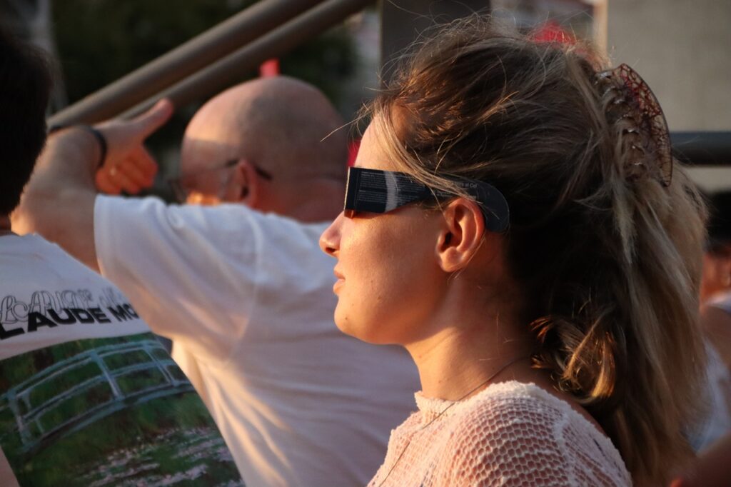 noia segueix eclipsi tarragona