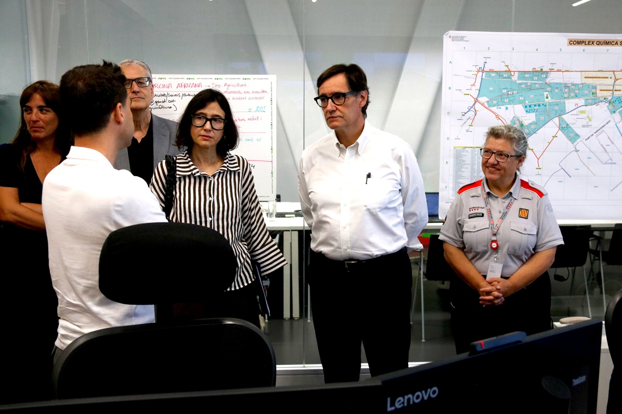 Salvador Illa visitant un centre de control amb autoritats.
