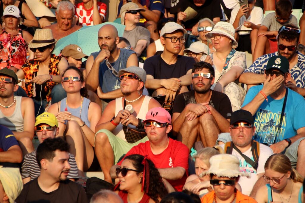 persones segueixen eclipsi tarragona