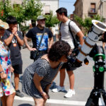 visitants mirant eclipsi