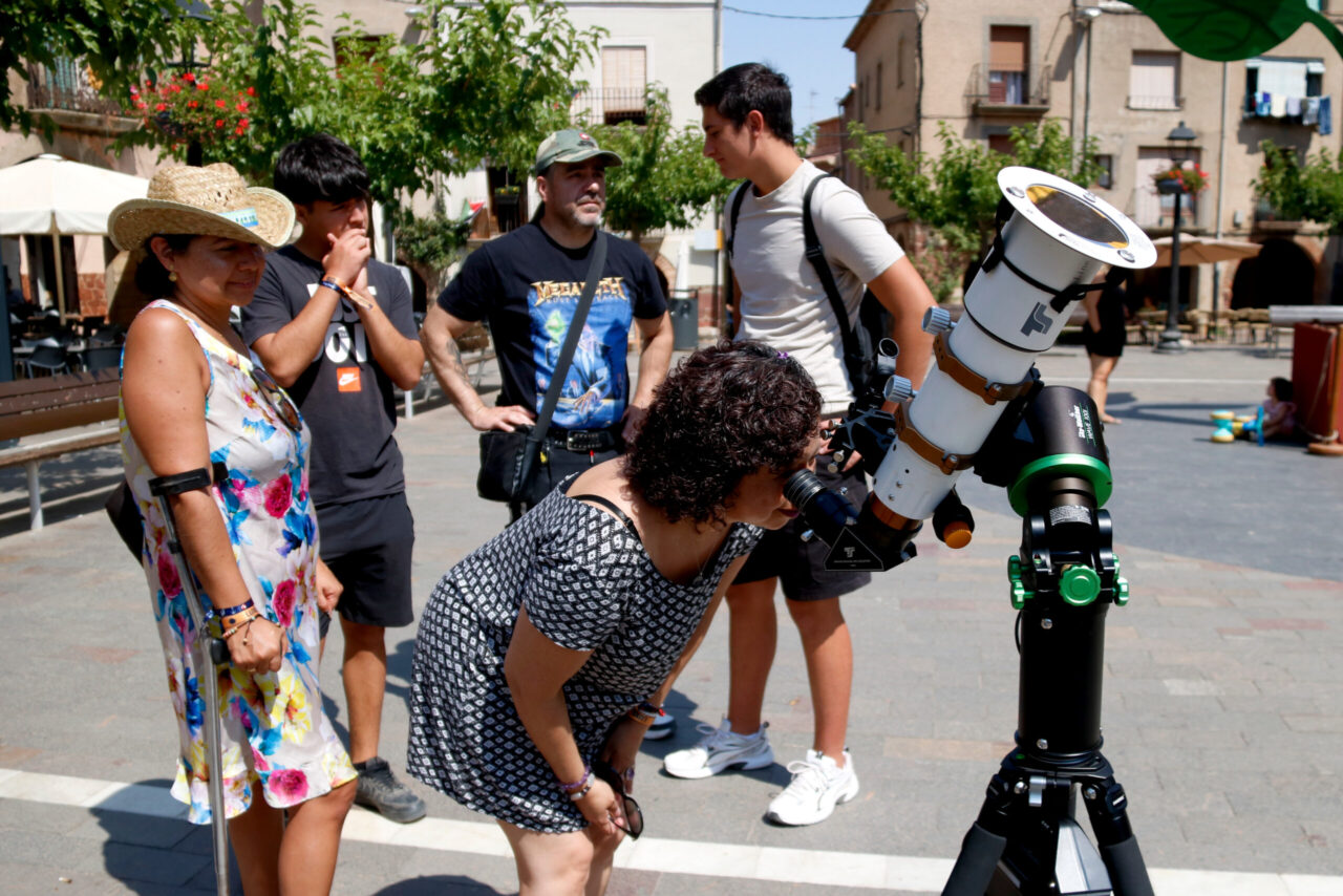 visitants mirant eclipsi