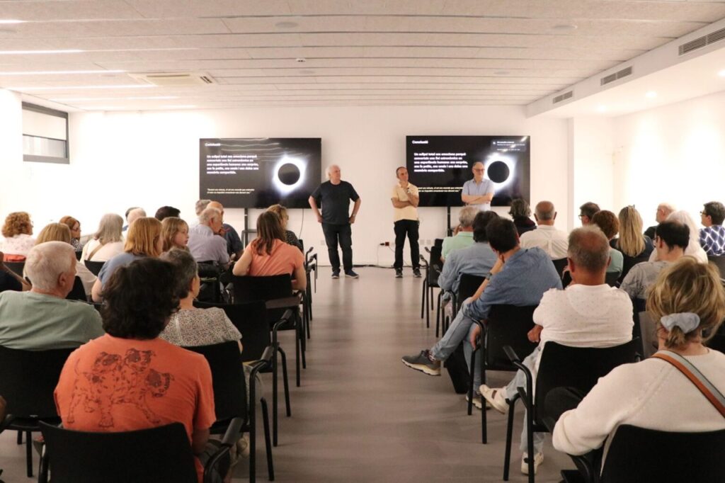xerrades divulgatives eclipsi centre cívic gregal